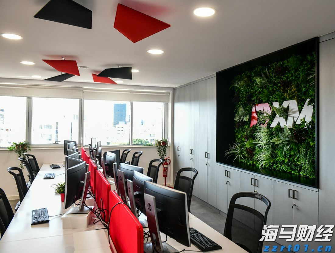 湛江钢铁零碳项目两大核心设备成功吊装就位