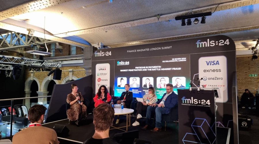 全国铁路暑运发送旅客破7亿人次